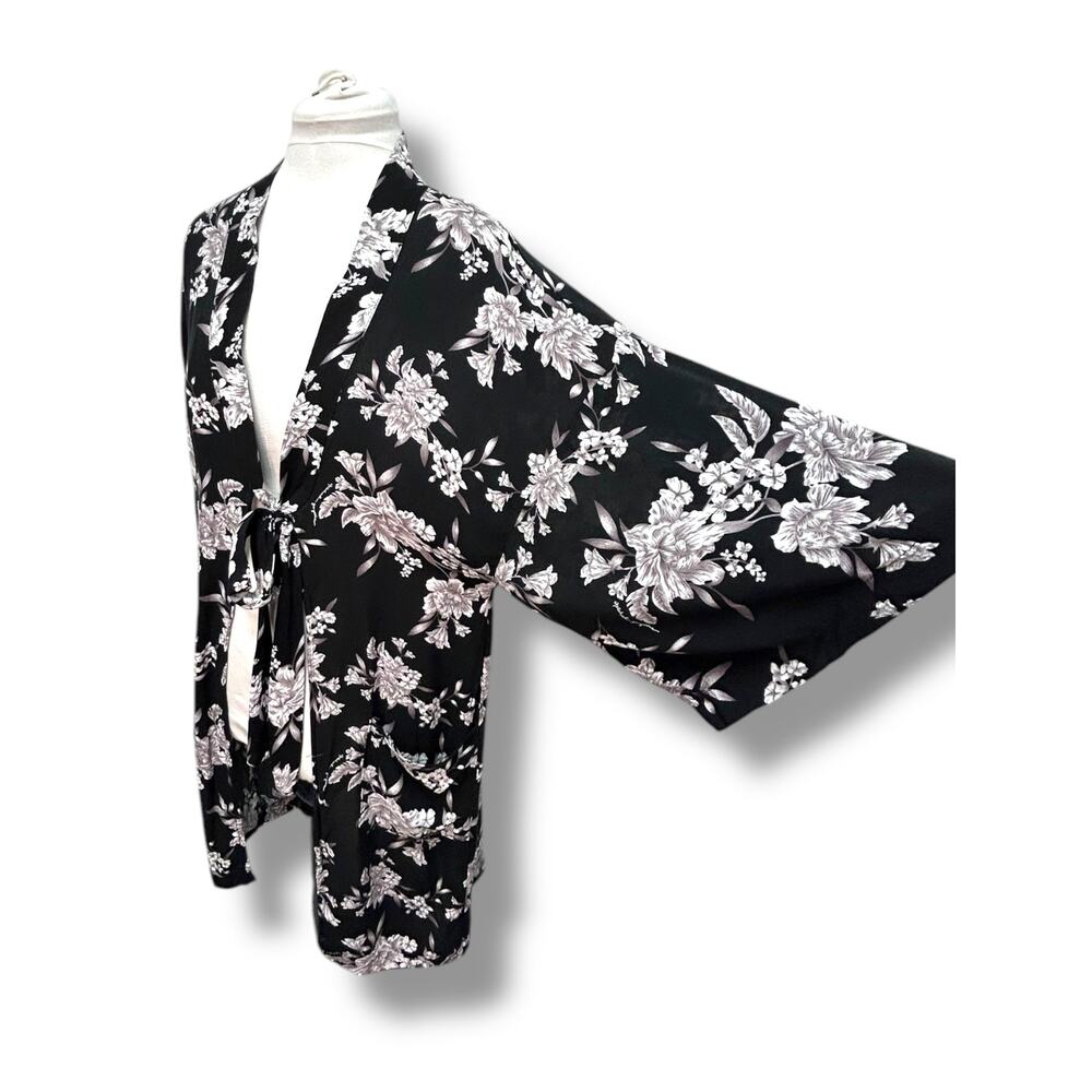 Spiritual Gangster Women's 'Maya' Black Floral Kimono, One Size - Picture 6 of 13